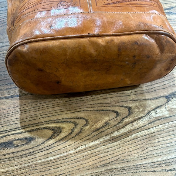 Hand tooled Embossed leather Bag - Picture 3 of 10